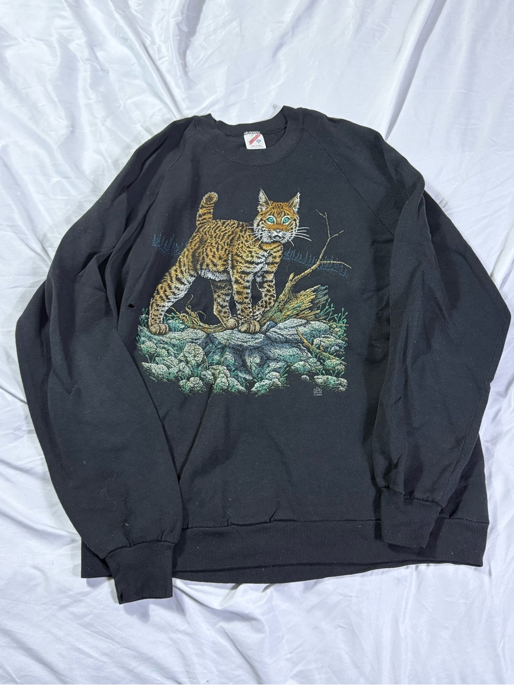 Vintage 1980 Cat Black Men's Graphic Crewneck Sweatshirt with Bobcat Print